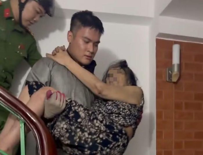 Lực lượng chức năng đưa người mắc kẹt ra ngoài.