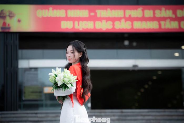 Nhiều bạn trẻ cũng tranh thủ dịp đặc biệt này để ghi lại dấu ấn ngay trước khuôn viên Bảo tàng.