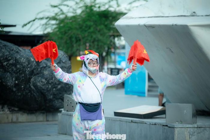 Nhiều dịch vụ như bán cờ cầm tay, sticker, hay chụp ảnh lấy ngay nở rộ trong những ngày này. Theo ghi nhận, mỗi lá cờ có giá khoảng 10.000 - 15.000 đồng, còn dịch vụ chụp ảnh lấy ngay có giá khoảng 35.000 đồng/tấm.