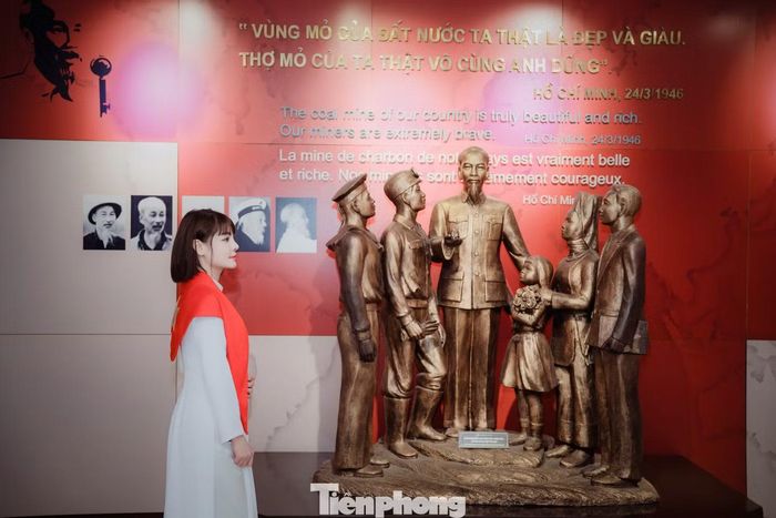 Bối cảnh chụp ảnh chính là những bức tranh, phù điêu cùng các hiện vật trong khuôn viên Bảo tàng mang chủ đề Bác Hồ, gắn liền với hoạt động cách mạng đấu tranh của công nhân, nhân dân vùng Mỏ anh hùng.