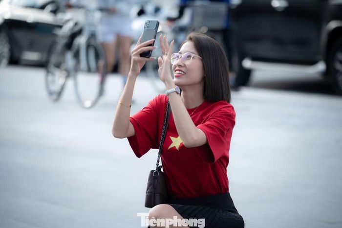 Nhiều em nhỏ tranh thủ những ngày cuối đợt nghỉ Hè được cha mẹ đưa đi chụp ảnh. "Đây là dịp đặc biệt nên cả hai mẹ con đều muốn ghi dấu lại kỷ niệm này. Tôi mong con tôi sau khi trưởng thành sẽ là công dân có ích của TP. Quảng Ninh", chị Nguyễn Thị Thêm (phường Bãi Cháy) chia sẻ.