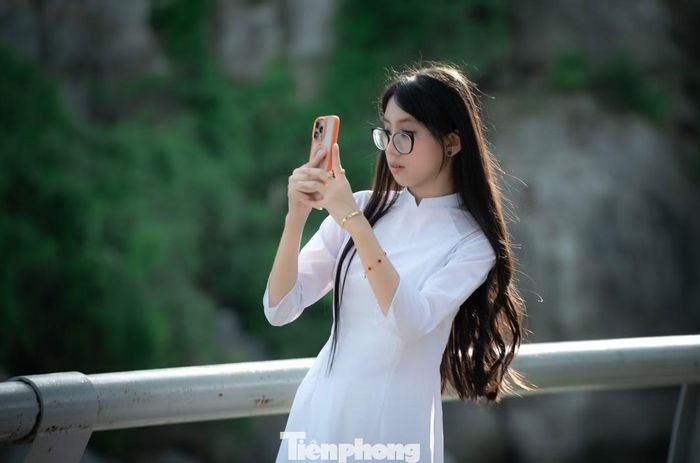 Một nữ sinh trú tại phường Hạ Long cho biết, cô với bạn và mẹ cùng diện áo dài trắng để chụp ảnh.