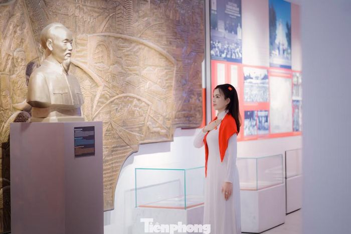 Chị Tuyết, trú phường Móng Cái 1 cho biết, chị cùng nhóm bạn về đây để chụp bộ ảnh để mừng Tết Độc lập. Các địa điểm chị và nhóm bạn chụp ảnh gồm khu trưng bày lịch sử cách mạng của Bảo tàng Quảng Ninh và Đài tưởng niệm các Anh hùng liệt sĩ.