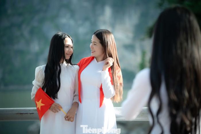 Số khác thì chọn khuôn viên đường bao biển bên bờ di sản vịnh Hạ Long để chụp ảnh 'check-in'.