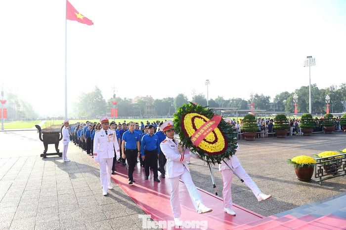 Đoàn đại biểu "Tuổi trẻ Thủ đô" đặt vòng hoa, vào lăng viếng Bác. Ảnh: Xuân Tùng