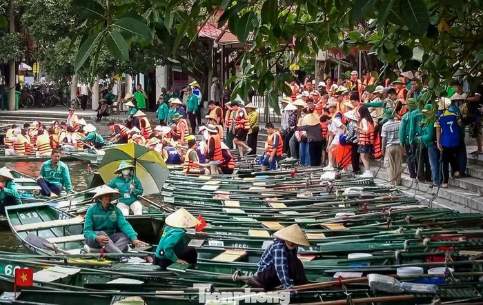 Trong đó, bến đò Tam Cốc luôn đông du khách tập trung chờ xuống thuyền tham quan.