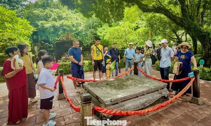 Trong khi đó, Đền Vua Đinh Tiên Hoàng cũng thu hút đông đảo du khách trong hành trình tìm hiểu lịch sử, văn hóa vùng đất Cố đô. Không gian di tích cổ kính trở thành điểm dừng chân của nhiều đoàn khách yêu thích trải nghiệm du lịch văn hóa, tâm linh.