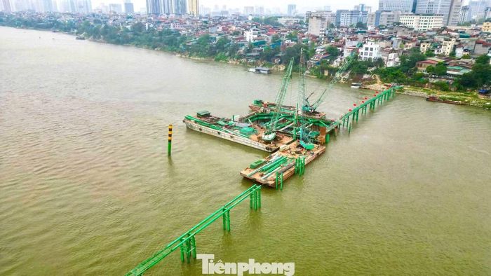 Vị trí ba trụ tháp chính của cầu Thượng Cát đang dần hiện rõ giữa sông Hồng, tạo hình hài ban đầu cho cây cầu.