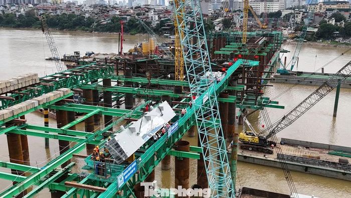 Sau gần 9 tháng thi công, cầu Trần Hưng Đạo bắt đầu lắp những đốt dầm dọc chủ đầu tiên, từng bước hình thành kết cấu phần trên của cây cầu.