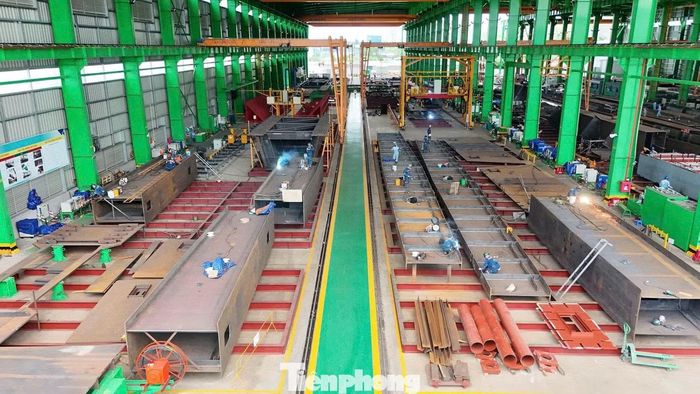 Bốn đốt dầm dọc chủ, mỗi đốt nặng khoảng 23,6 tấn, được đưa vào vị trí tại nhịp nối hai trụ TC3 và TC4. Nhà thầu huy động cần cẩu sức nâng từ 250 - 500 tấn để đưa những khối thép lớn lên cao, phục vụ lắp dựng kết cấu cầu.