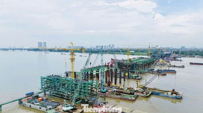 Trong kỳ nghỉ Quốc khánh 2/9, nhiều công trường trọng điểm tại Hà Nội vẫn duy trì thi công, hàng trăm kỹ sư, công nhân bám công trường đẩy nhanh tiến độ. Tại dự án cầu Trần Hưng Đạo, các mũi thi công được triển khai đồng loạt ở khu vực giữa và hai bên bờ sông Hồng.