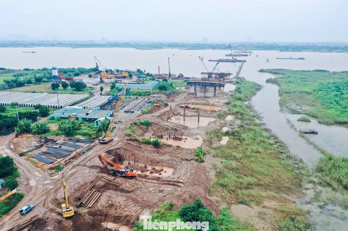 Tại dự án cầu Thượng Cát, công trường cũng duy trì nhịp thi công khẩn trương, với nhiều mũi triển khai đồng thời.