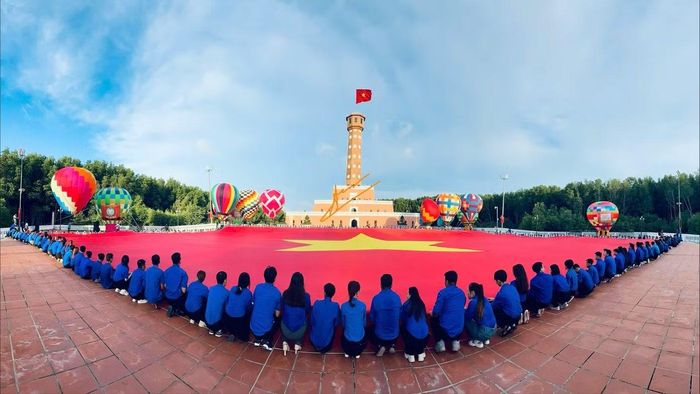 Lễ chào cờ và Lễ thượng cờ có sự tham gia của gần 1.500 người.