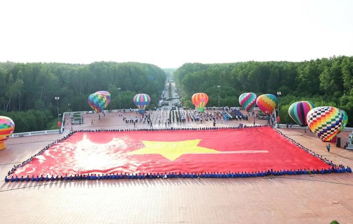 Tổ chức Kỷ lục Việt Nam (Vietking) đã trao bằng kỷ lục “Lá Đại kỳ Tổ quốc bằng vải lớn nhất Việt Nam” với diện tích 2.025m² tới UBND tỉnh Cà Mau.