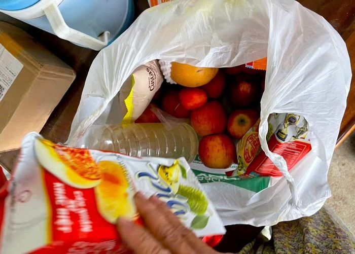 Bánh pía và ít hoa quả bà K. mua làm quà cho con cháu.