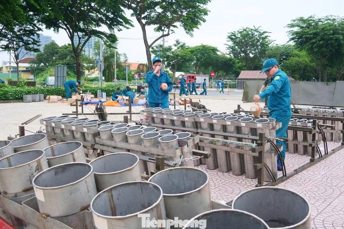Các lực lượng thuộc Bộ Tư lệnh TPHCM khẩn trương hoàn tất những công đoạn cuối tại trận địa pháo hoa. (Ảnh: Nguyễn Tiến)
