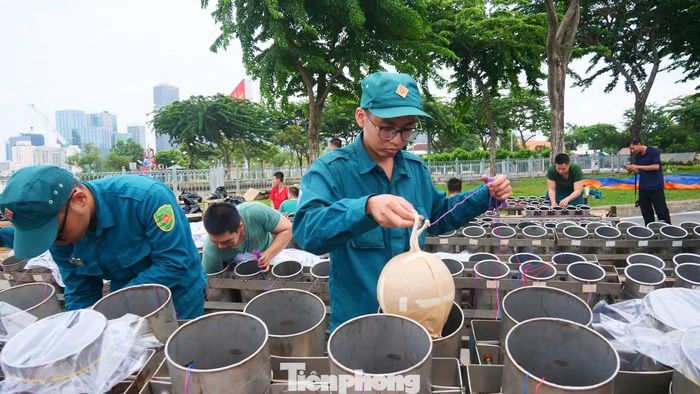 Lực lượng kỹ thuật kiểm tra hệ thống trước khi trận địa pháo hoa chính thức vận hành. (Ảnh: Nguyễn Tiến)