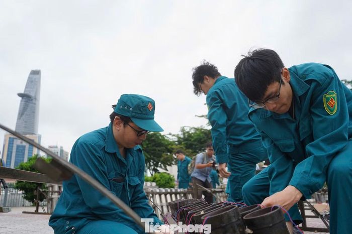 Các giàn pháo được sắp xếp khoa học, bảo đảm phục vụ màn trình diễn đồng bộ và chính xác. (Ảnh: Nguyễn Tiến)
