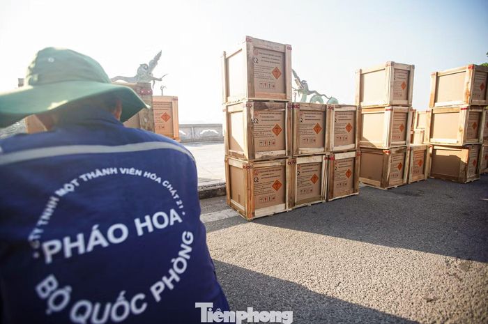 Theo Ban Chỉ huy Quân sự Phường Tây Hồ, đến sáng cùng ngày, toàn bộ pháo và các giàn phục vụ màn trình diễn đã được tập kết tại trận địa.