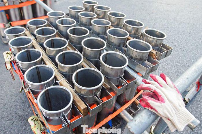 Các ống phóng pháo hoa tầm cao được lắp đặt, cố định chắc chắn tại khu vực trận địa.