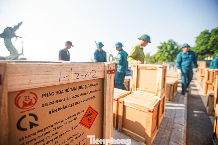 Hệ thống pháo hoa tầm thấp được bố trí sát hồ Tây, tạo không gian rộng cho màn trình diễn trong đêm Quốc khánh.