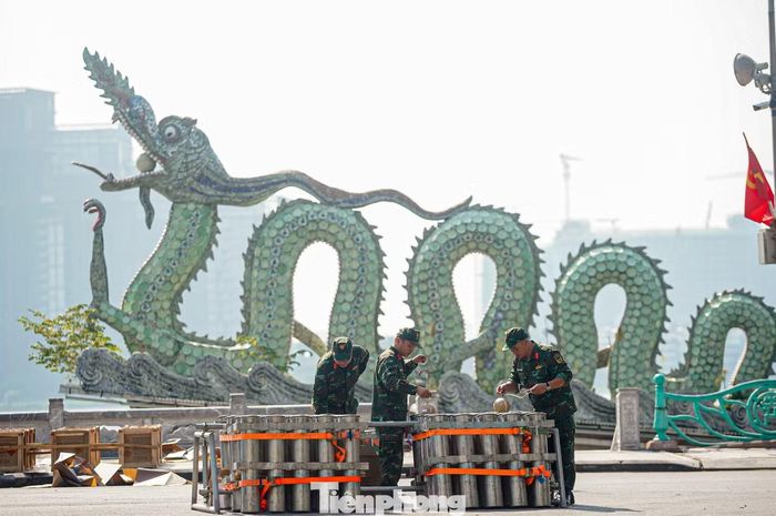 Đúng 21h tối 2/9, 5 trận địa tại Hà Nội sẽ đồng loạt khai hỏa. Màn pháo hoa kéo dài 15 phút, kết hợp pháo hoa tầm cao và tầm thấp.