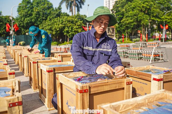 Dưới thời tiết nắng nóng, cán bộ, chiến sĩ vẫn liên tục hoàn thiện các hạng mục tại trận địa.