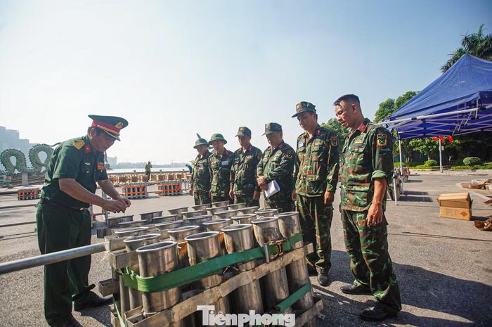 Thượng tá Nguyễn Đình Thắng, Chỉ huy trưởng Ban Chỉ huy quân sự phường Tây Hồ, trực tiếp hướng dẫn, kiểm tra quá trình lắp đặt tại trận địa.
