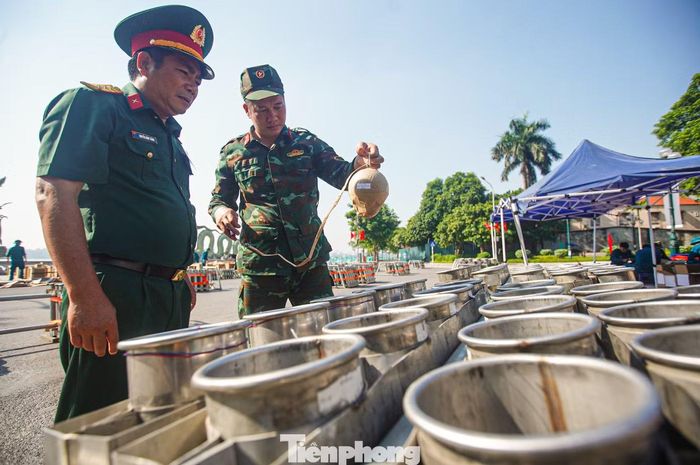 Từng công đoạn lắp đặt được thực hiện cẩn trọng, tuân thủ các yêu cầu về kỹ thuật và an toàn.