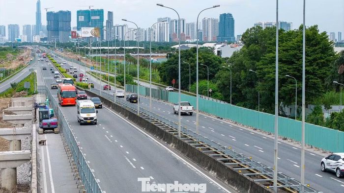 Dòng xe từ các tỉnh, thành phía Đông đổ về cao tốc TPHCM - Long Thành - Dầu Giây sáng 2/9. (Ảnh: Nguyễn Tiến)