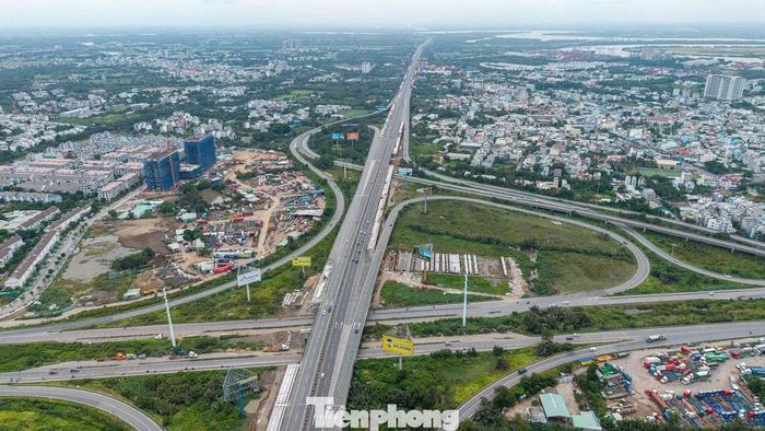 Lực lượng chức năng dự kiến phân tán dòng xe về TPHCM qua các tuyến Vành đai 2, Vành đai 3 và Võ Chí Công. (Ảnh: Nguyễn Tiến)