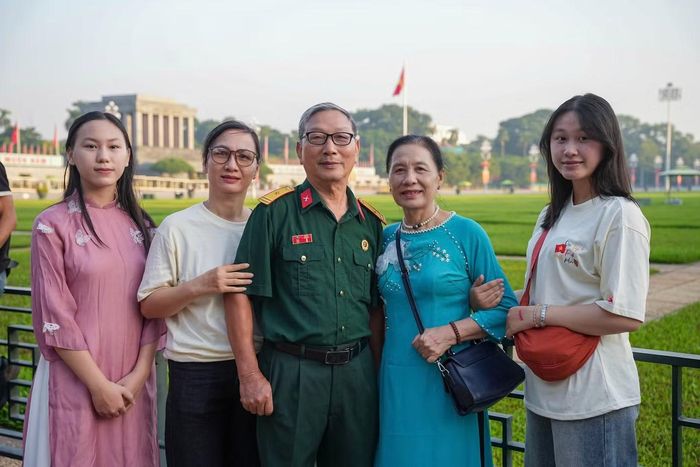 Gia đình bác Trần Thanh Hải, đến từ Thanh Hóa, có mặt tại khu vực Lăng Chủ tịch Hồ Chí Minh từ sáng sớm để thành kính viếng Bác trong ngày Quốc khánh 2/9. Bác Hải chia sẻ, cả gia đình rất vui và xúc động khi được trở về Quảng trường Ba Đình trong dịp đặc biệt, thiêng liêng này.