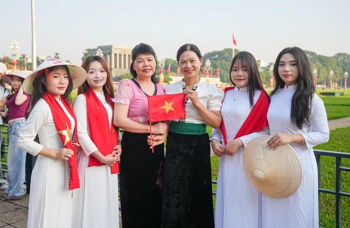 Từ người cao tuổi đến trẻ nhỏ, từ người dân Hà Nội đến du khách các tỉnh, nhiều người cùng chọn Lăng Bác làm điểm đến trong ngày lễ lớn của đất nước.