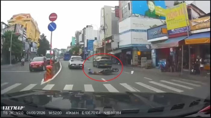 Hình ảnh ô tô màu đen gây tai nạn khiến người đi đường ngã nhào nhưng không dừng lại giải quyết.