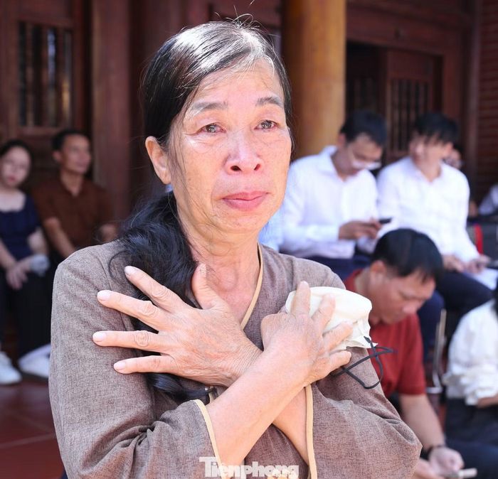 Bà Lê Thị Lan (60 tuổi, trú ở tỉnh Hà Tĩnh) xúc động rơi nước mắt khi nhắc đến Chủ tịch Hồ Chí Minh. “Cuộc đời của Bác là một hành trình trọn vẹn vì nước, vì dân. Người để lại cho các thế hệ hôm nay và mai sau di sản tư tưởng, đạo đức, phong cách cao quý, cùng chân lý bất diệt: Không có gì quý hơn độc lập, tự do”, bà Lan chia sẻ.