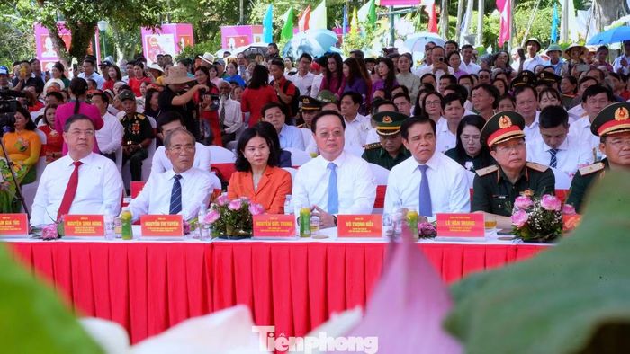 Ngày 2/9, tại Khu di tích quốc gia đặc biệt Kim Liên (Nghệ An), tỉnh Nghệ An thành kính tổ chức lễ dâng hoa, dâng hương tưởng niệm 57 năm ngày mất Chủ tịch Hồ Chí Minh. Dự lễ có Ủy viên Bộ Chính trị, Phó Thủ tướng Thường trực Chính phủ Phạm Gia Túc cùng các đồng chí lãnh đạo các ban, bộ, ngành Trung ương và tỉnh Nghệ An.