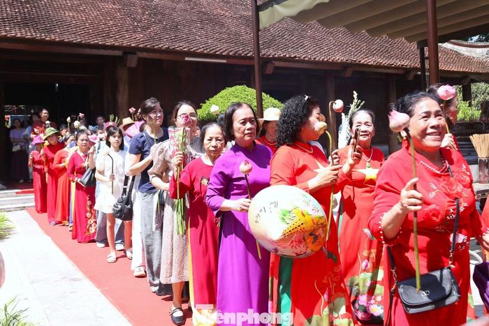 Đông đảo người dân, du khách thành kính xếp hàng vào Nhà tưởng niệm Chủ tịch Hồ Chí Minh dâng hoa sen, gửi gắm lòng thành kính, biết ơn sâu sắc đối với vị lãnh tụ kính yêu của dân tộc.