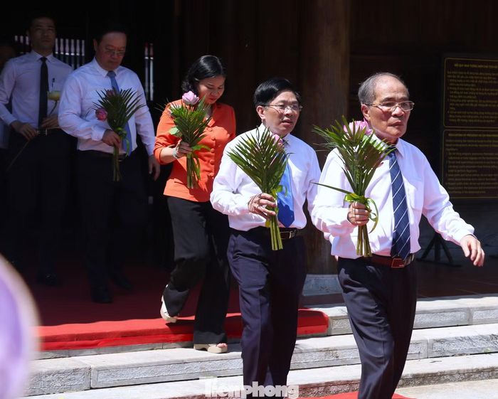 Trong thời khắc thiêng liêng, những đài sen thơm ngát được thành kính dâng lên anh linh Chủ tịch Hồ Chí Minh. Trong ảnh: Phó Thủ tướng Thường trực Chính phủ Phạm Gia Túc; nguyên Chủ tịch Quốc hội Nguyễn Sinh Hùng cùng các đồng chí lãnh đạo các ban, bộ, ngành Trung ương và tỉnh Nghệ An kính cẩn dâng những đóa sen tươi thắm, thể hiện lòng thành kính và biết ơn sâu sắc đối với vị lãnh tụ kính yêu của dân tộc.