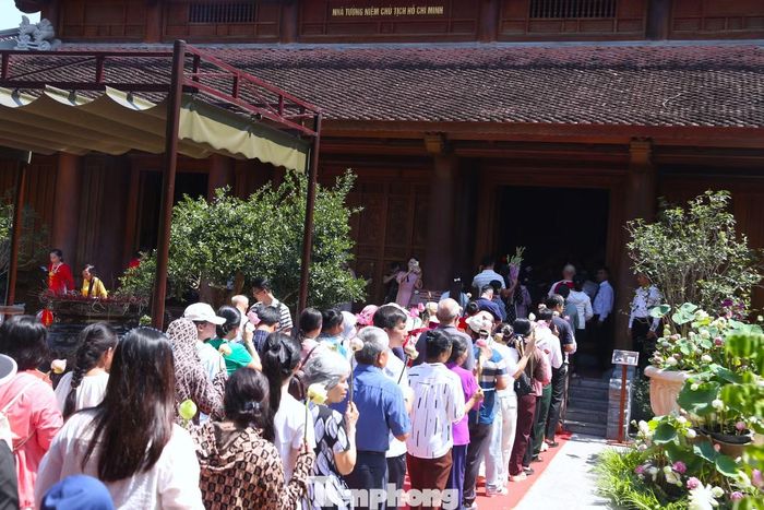 Dòng người nối dài vào nhà tưởng niệm Chủ tịch Hồ Chí Minh.