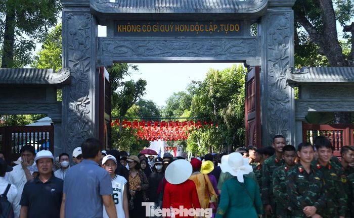 Giữa ngày Quốc khánh, trở về Kim Liên - quê hương Chủ tịch Hồ Chí Minh, mỗi người như càng thấm thía hơn giá trị thiêng liêng của hai chữ “độc lập - tự do”, càng hiểu sâu sắc cái giá của hòa bình và càng trân trọng những hy sinh, cống hiến của Bác Hồ cùng các thế hệ cha anh để đất nước có được cơ đồ, tiềm lực và vị thế như hôm nay.