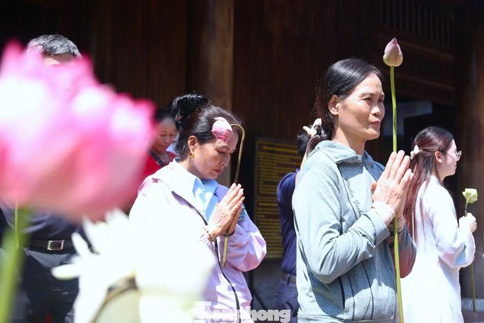 Những đóa sen được dâng lên trong ngày Quốc khánh càng mang ý nghĩa đặc biệt, như lời tri ân của các thế hệ hôm nay đối với Chủ tịch Hồ Chí Minh - Người đã dành trọn cuộc đời cho độc lập, tự do của dân tộc và hạnh phúc của nhân dân.