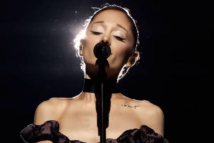 Ariana Grande quyết định tạm rời xa ánh đèn sân khấu sau loạt lùm xùm về ngoại hình và đời tư. Ảnh: Mirror.