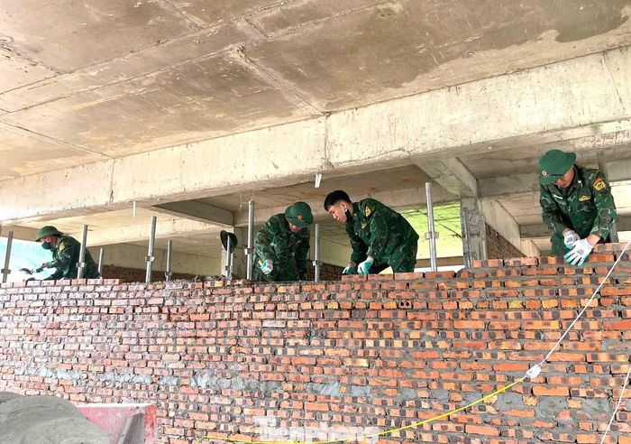 Tại Trường Phổ thông Nội trú liên cấp xã Na Ngoi, hàng chục cán bộ, chiến sĩ Đồn Biên phòng Na Ngoi đã có mặt, đảm nhận các phần việc phù hợp, góp phần đưa công trình tiến gần hơn đến ngày hoàn thành.