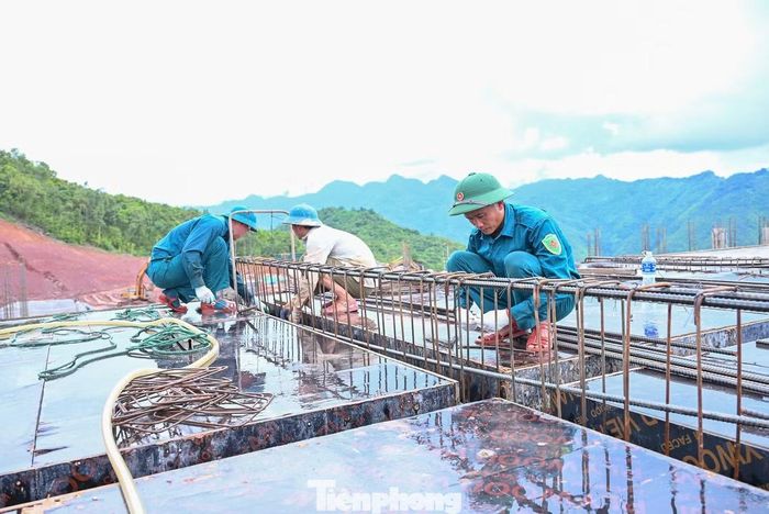 Từ màu áo xanh của tuổi trẻ đến sắc phục của những người lính, các lực lượng đã nối tiếp nhau góp sức trên những công trường vùng biên. Mỗi phần việc tuy khác nhau nhưng cùng hướng về ngày khai giảng 5/9, khi những mái trường mới chính thức mở cửa, đón học sinh bước vào năm học 2026-2027.