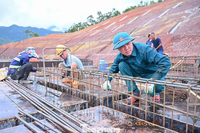 Phía sau tiếng trống khai giảng là những ngày công thầm lặng, những giọt mồ hôi của nhiều lực lượng. Sự chung tay ấy không chỉ giúp công trình về đích đúng tiến độ, mà còn gửi gắm tình cảm, trách nhiệm đối với những thế hệ học sinh đang lớn lên nơi phên dậu Tổ quốc.