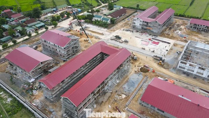  Những ngày cuối tháng 8, tại Trường Phổ thông Nội trú liên cấp﻿ Tiểu học và THCS Môn Sơn (xã Môn Sơn, Nghệ An), không khí thi công diễn ra khẩn trương. Ai cũng nỗ lực để ngôi trường mới kịp đón học sinh mùa khai trường. Ảnh: Ngọc Tú 