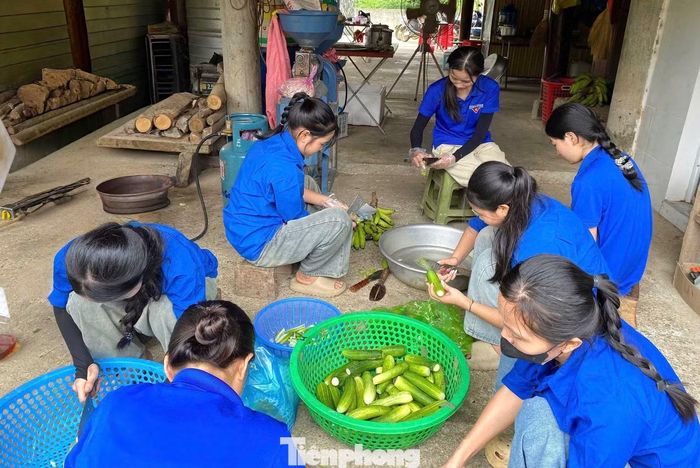 Không chỉ góp sức trên công trường, đoàn viên, thanh niên xã Môn Sơn còn nấu những bữa ăn, tiếp thêm năng lượng cho các đơn vị đang ngày đêm hoàn thiện trường.