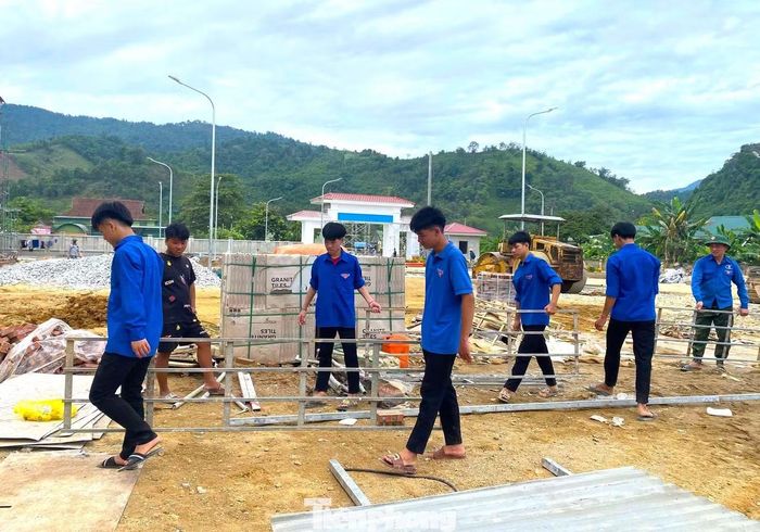  Các đoàn viên, thanh niên﻿ xã Môn Sơn đã có mặt, hỗ trợ những phần việc phù hợp như vệ sinh, dọn dẹp, sắp xếp vật dụng, tạo cảnh quan sạch sẽ cho ngôi trường trước ngày đón học sinh. 