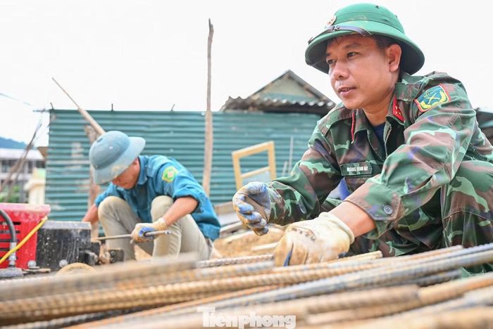 Trên công trường, người lính trực tiếp vận chuyển vật liệu, san gạt mặt bằng, trộn hồ, dọn dẹp và hỗ trợ thi công các hạng mục. Ảnh: Trọng Kiên