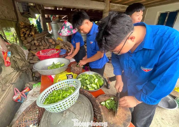 Những việc làm giản dị nhưng thiết thực đã trở thành sự động viên đối với những người đang chạy đua với thời gian.